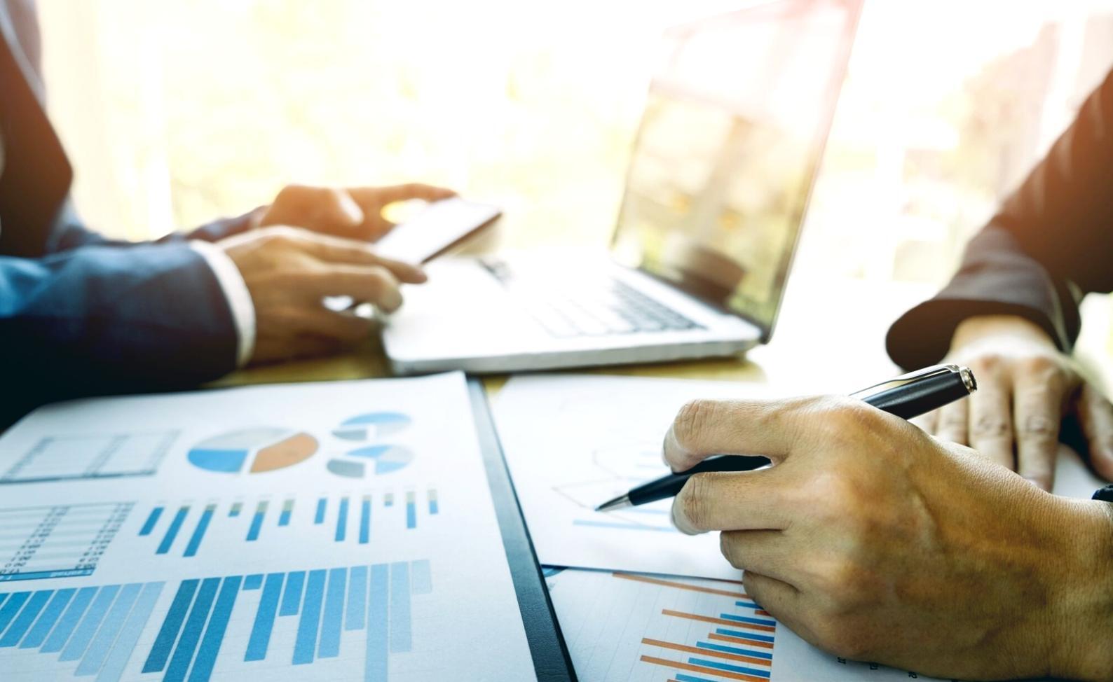 Lernumgebung mit modernem Equipment für effektives Online-Lernen